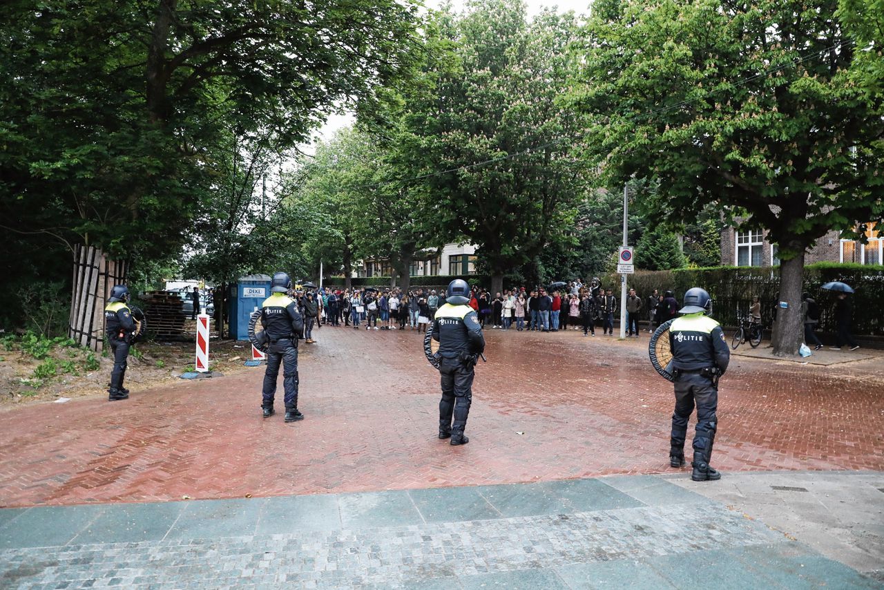 Agenten van de ME stellen zich ’s avonds op bij de Roemeense ambassade in Den Haag op 26 mei, de dag van de Europese Verkiezingen.