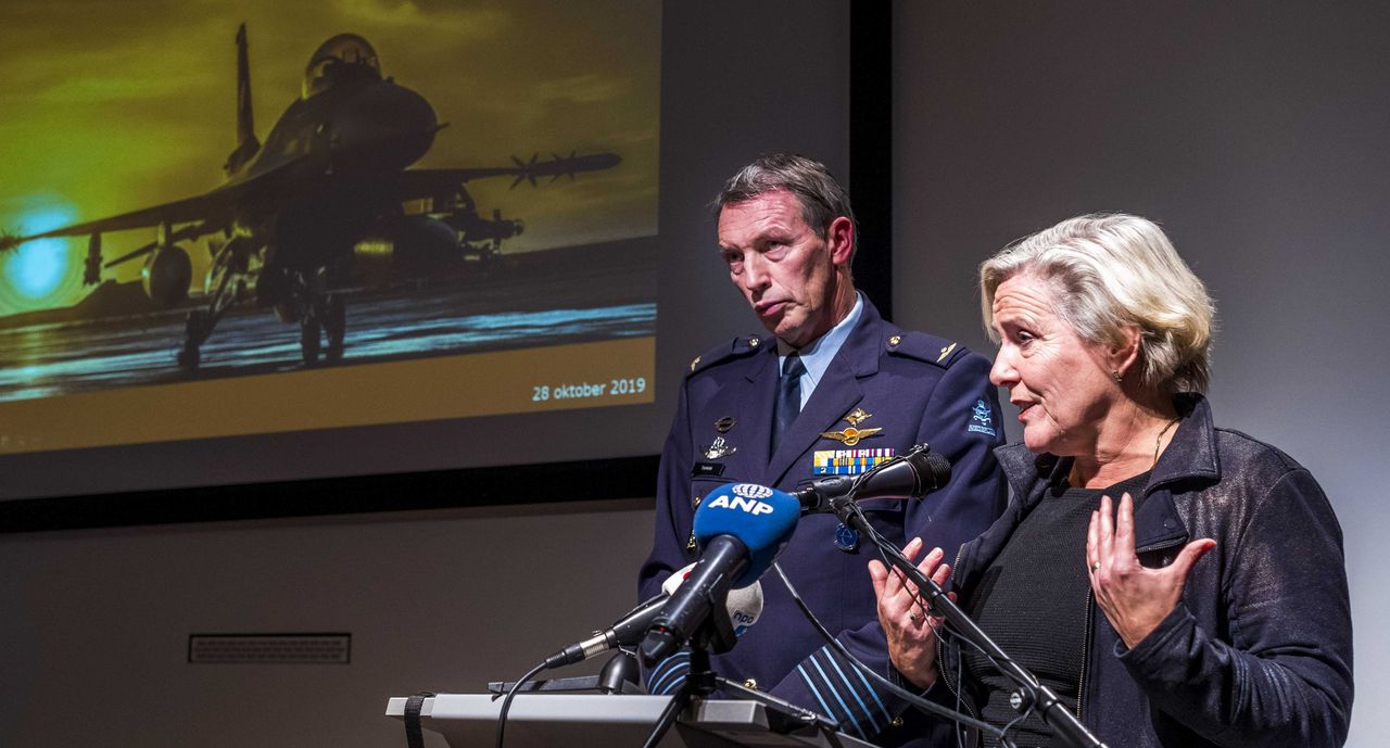 Minister Ank Bijleveld (Defensie) en kolonel-vlieger Peter Tankink (directie Operaties) tijdens een persconferentie over een aanval van een Nederlandse F-16 op een autobommenfabriek van IS in het Iraakse Hawija in 2015.
