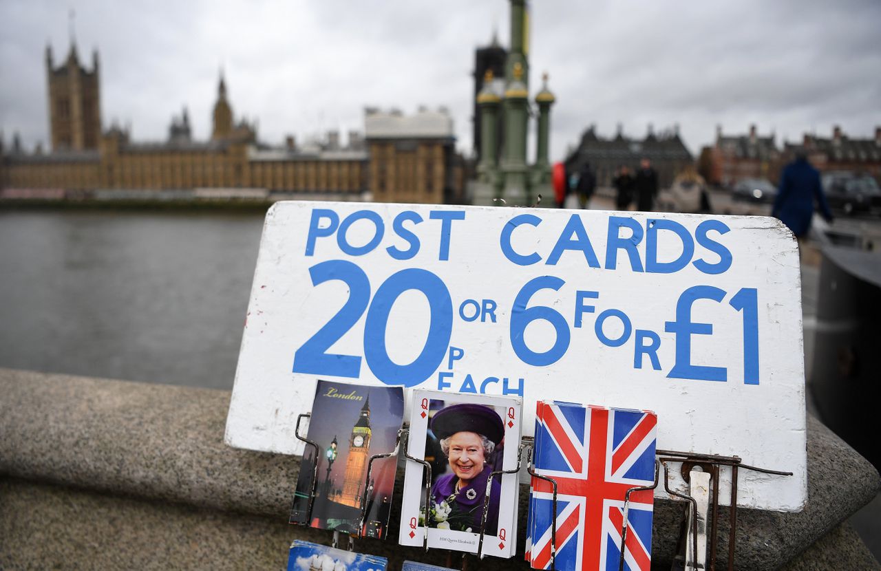 Achter een stalletje met ansichtkaarten is het Britse parlement te zien. Op 31 januari treedt het Verenigd Koninkrijk uit de Europese Unie.