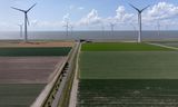 Westermeerdijk bij het IJsselmeer in Flevoland met windmolens. Voor de energietransitie is subsidie beschikbaar. 