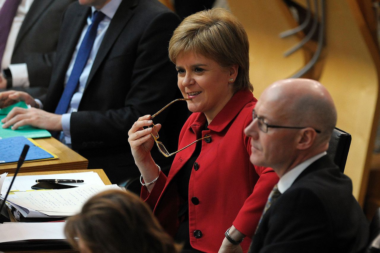 De Schotse premier Nicola Sturgeon (in het rood) voor de stemming over een nieuw referendum dinsdag.