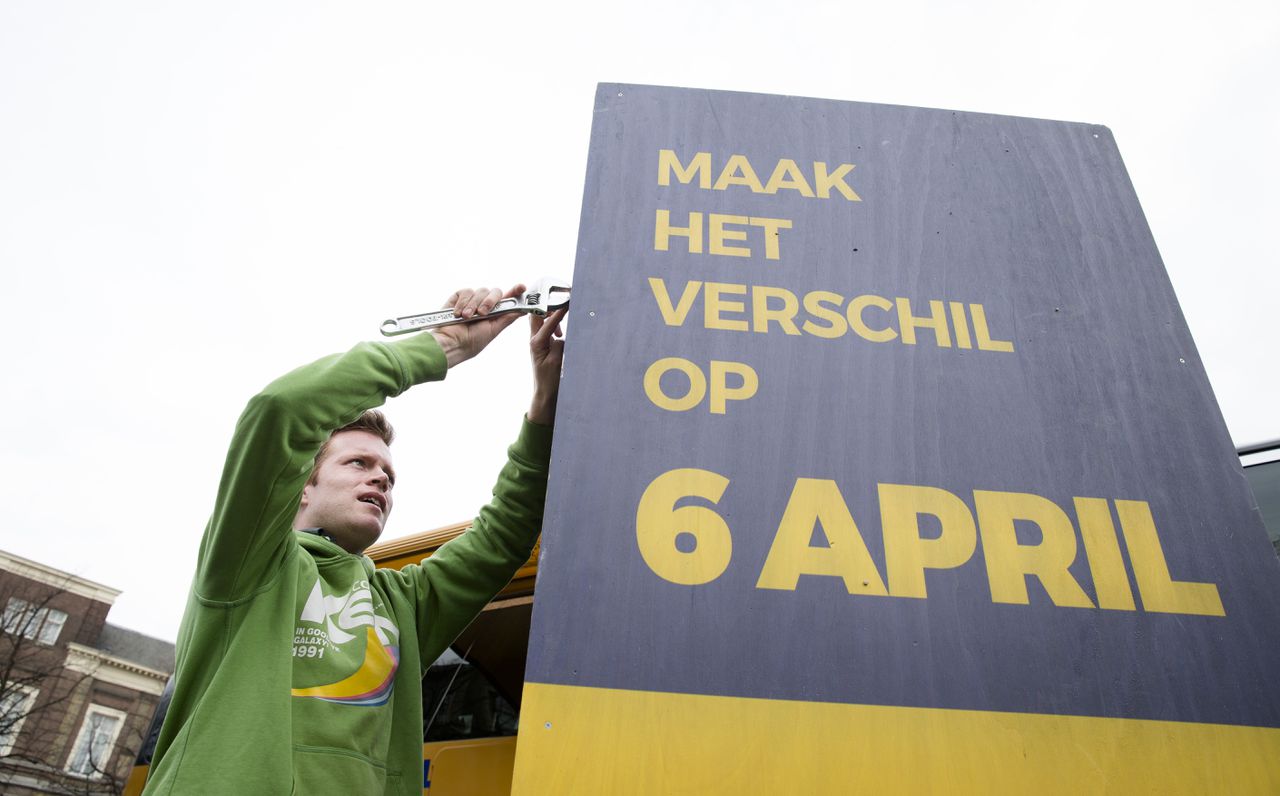 Een vrijwilliger van GeenPeil voert dinsdagmiddag campagne voor het referendum op Het Plein in Den Haag.