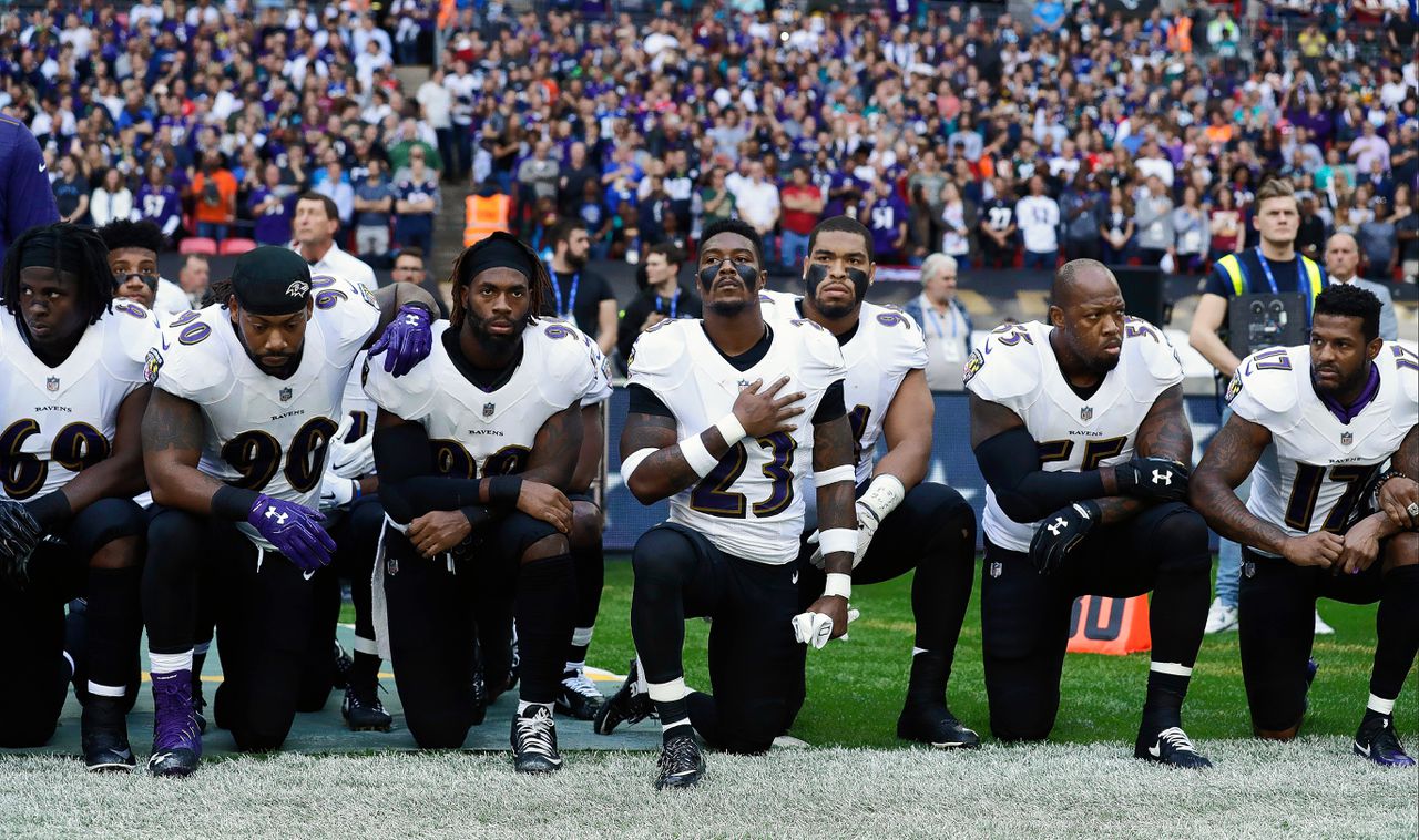 Spelers van de Baltimore Ravens knielen zondag 24 september als het Amerikaans volkslied wordt gespeeld tijdens een NFL-wedstrijd.