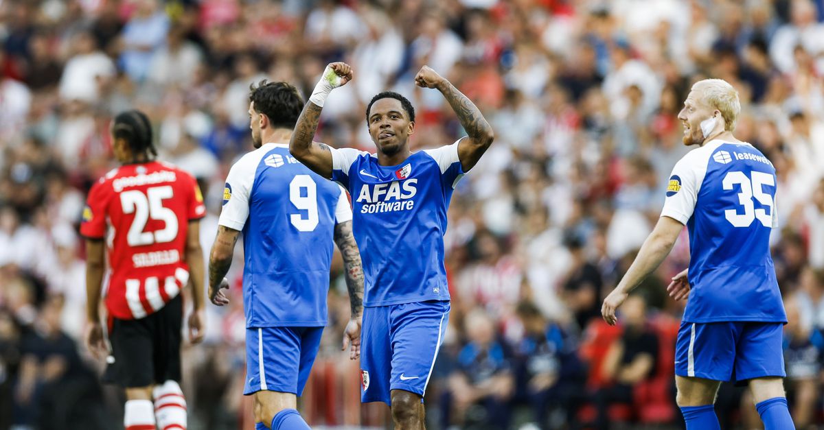 AZ wint Johan Cruijff Schaal voor tweede keer na ruime zege op tiental PSV in Eindhoven: 0-4