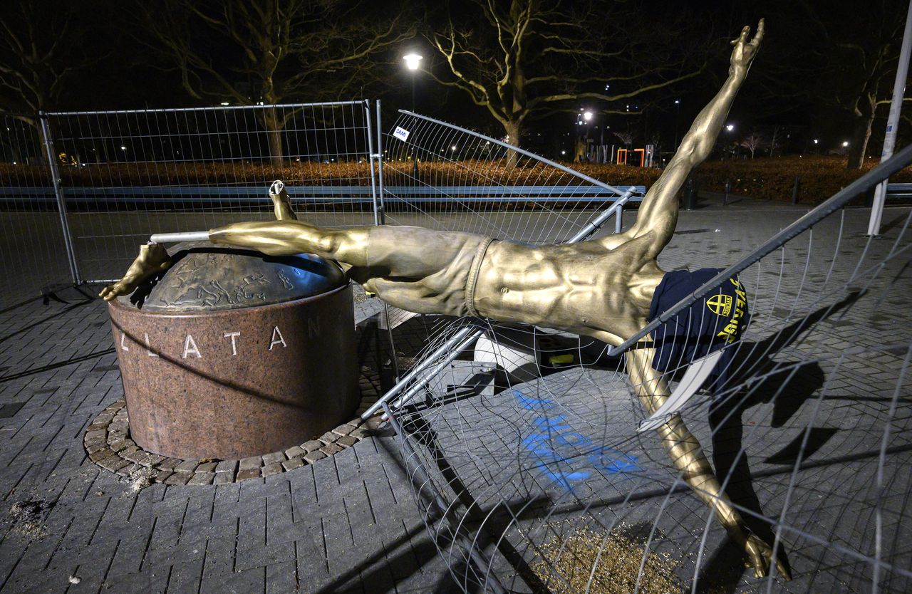 Het neergehaalde standbeeld van Zlatan Ibrahimovic bij het stadion van Malmö FF.