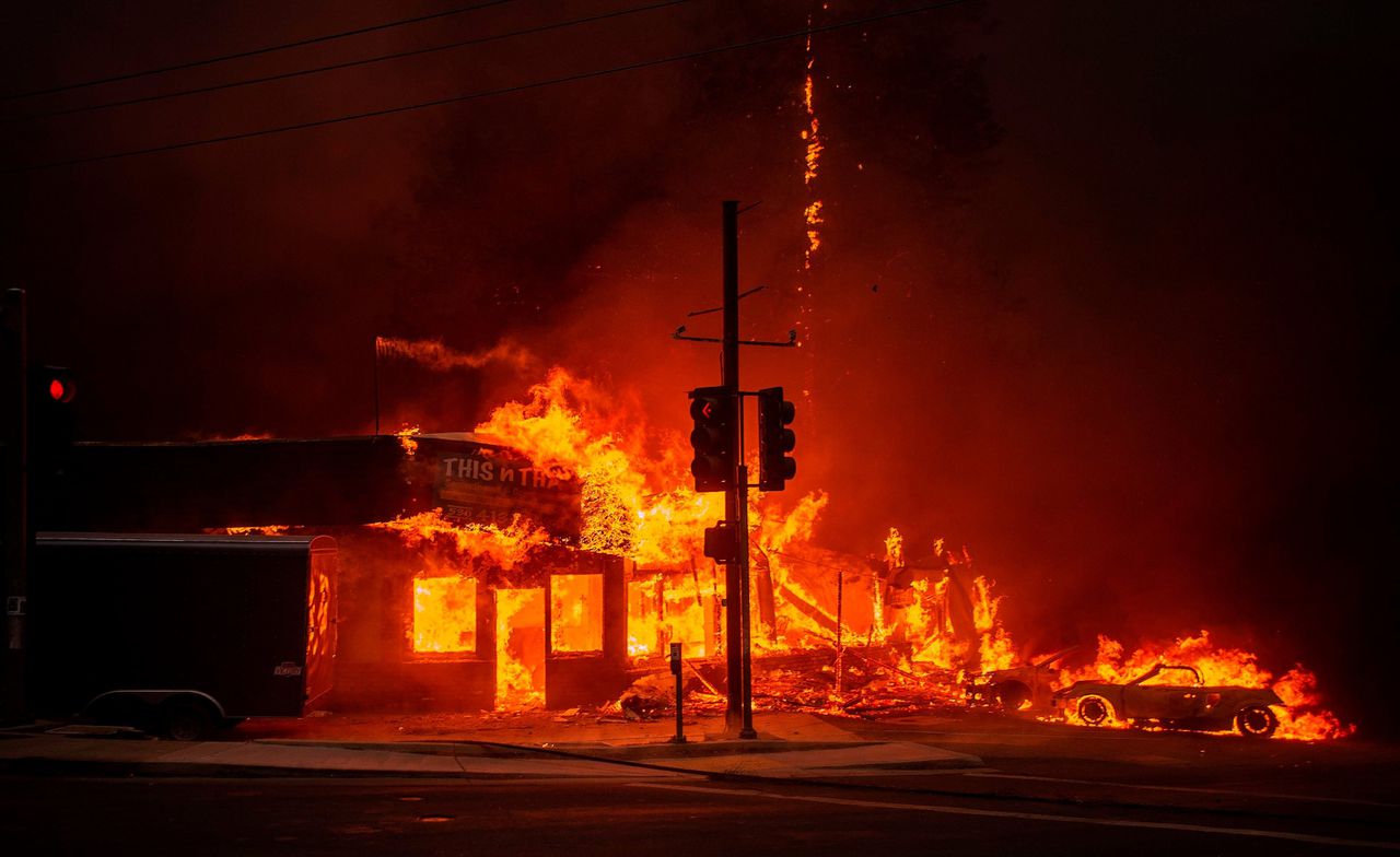 Een winkel brandt af op 8 november 2018 als gevolg van de Camp Fire.