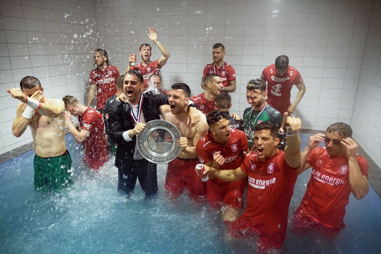 De spelers van FC Twente vieren het kampioenschap in de eerste divisie na het gelijkspel tegen Jong AZ op maandag. De club promoveert na een jaar afwezigheid naar de eredivisie. Foto Eric Brinkhorst