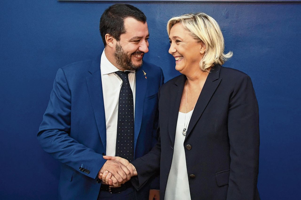 Marine Le Pen met de Italiaanse vicepremier Matteo Salvini op een congres in oktober.