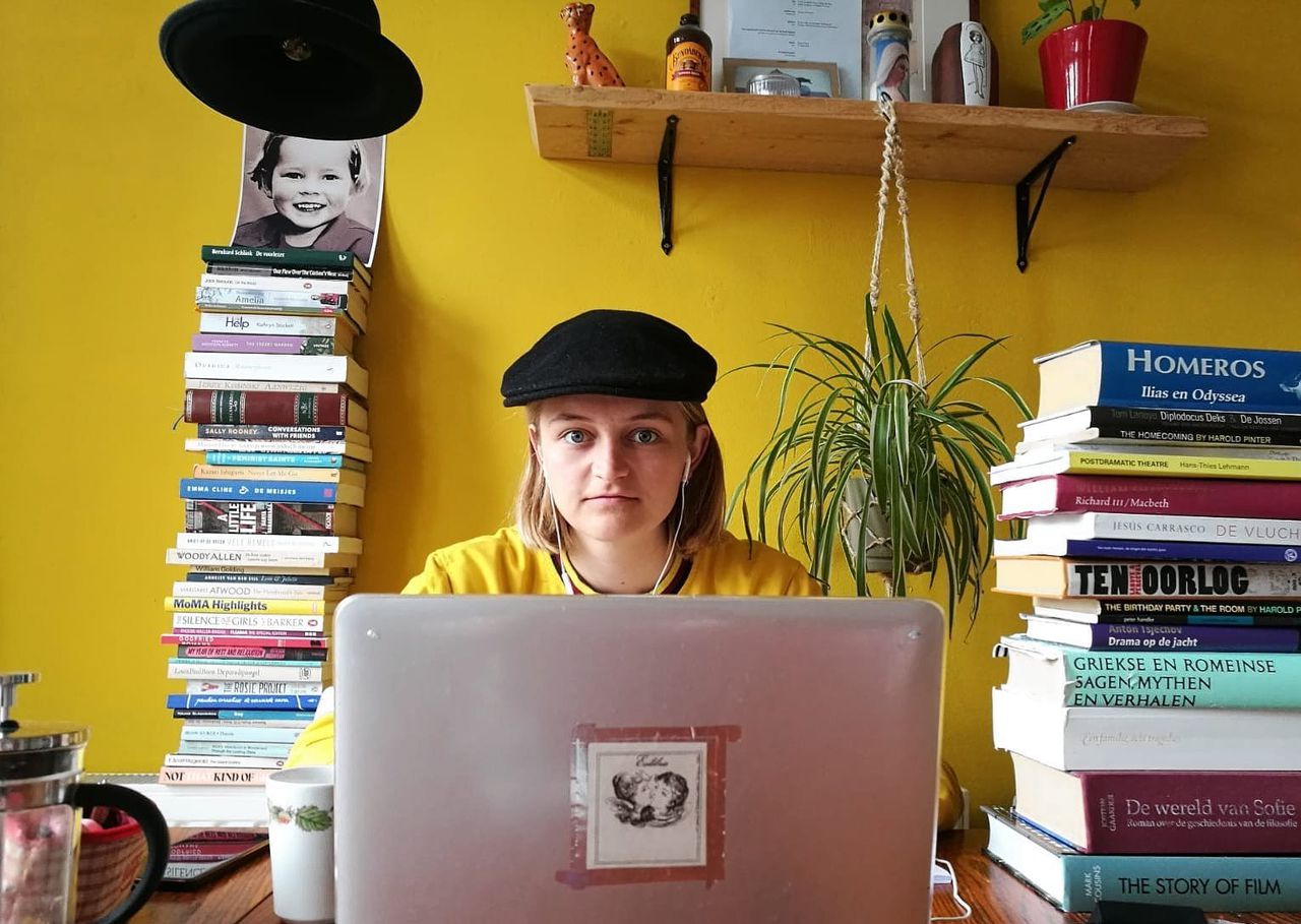 Emma Vermeulen in de Skypevoorstelling ‘Decamerone 2020’ van Toneelgroep Oostpool en ArtEZ Toneelschool.