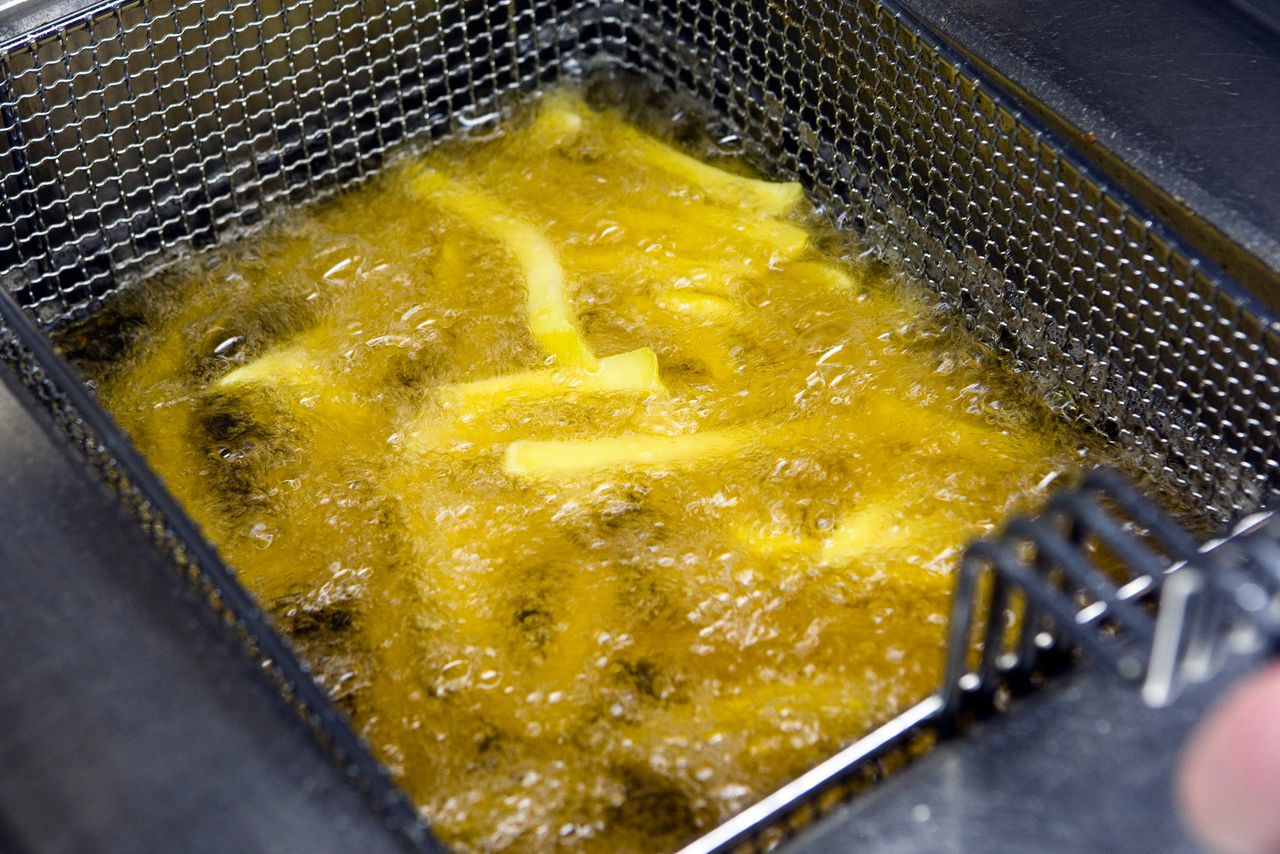 Een lading patat pruttelt in frituurvet in een Rijswijkse snackbar.