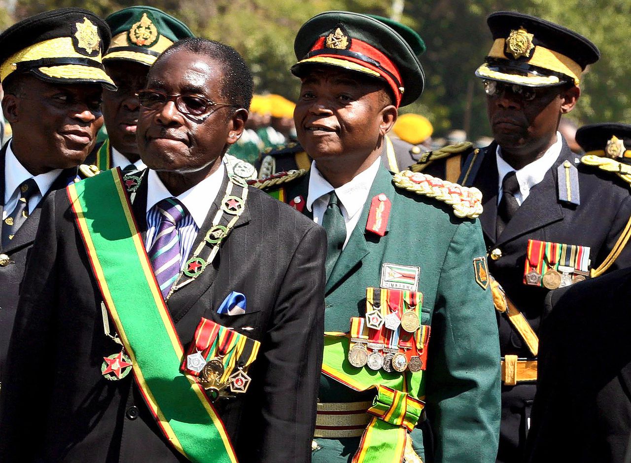 Mugabe op de voorgrond en Augustine Chihuri (linksboven).