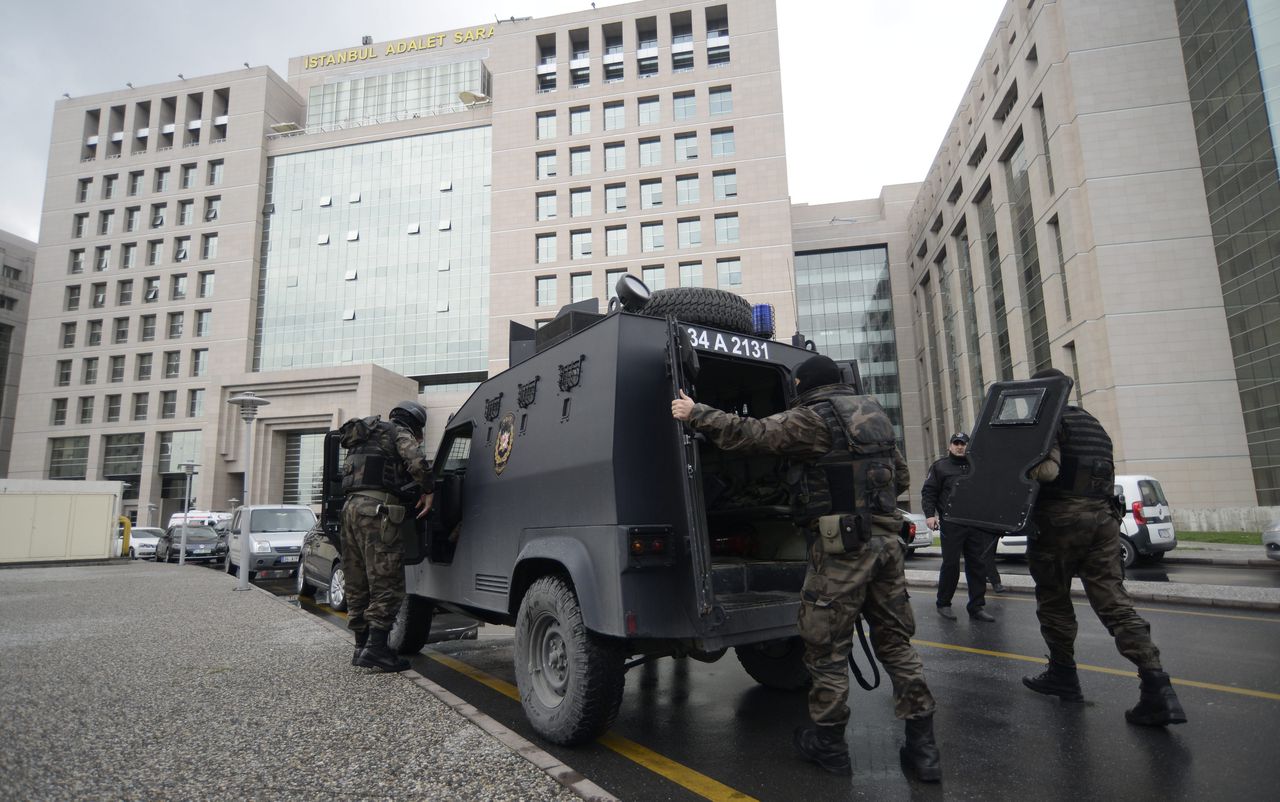 Leden van de special forces bij de rechtbank in Istanbul.