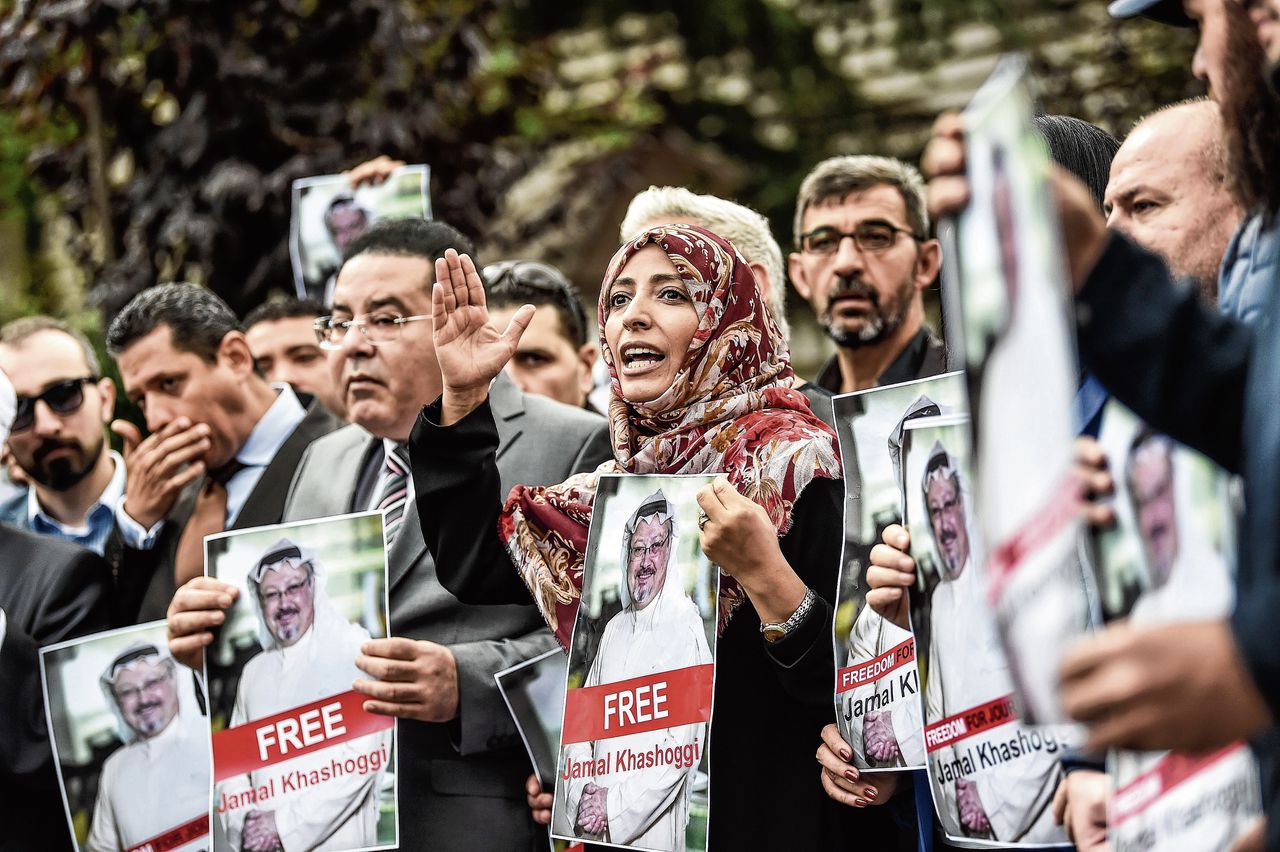 Protest voor het Saoedische consulaat in Istanbul, maandag. Onder de demonstranten de Jemenitische Nobelprijswinnaar Tawakkul Karman (met hoofddoek).