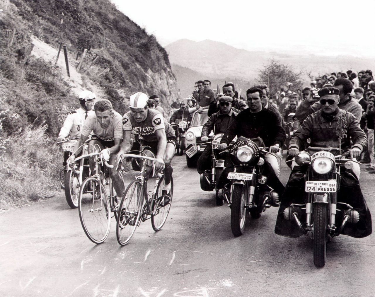 Raymond Poulidor (rechts) zij aan zij met zijn kwelgeest, geletruidrager Jacques Anquetil op de flanken van de Puy de Dôme in de Tour van 1964.