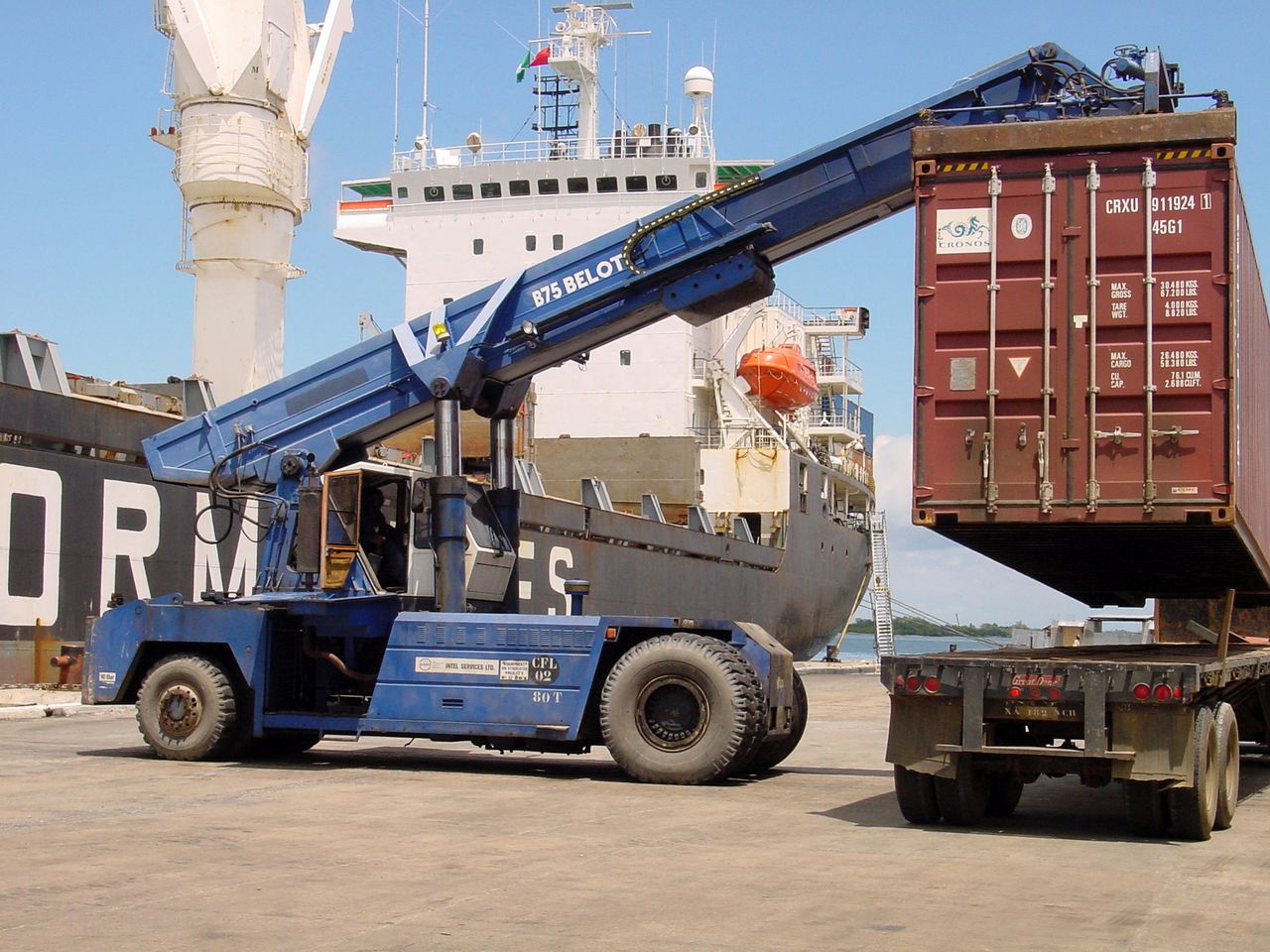 Een nieuwe bemanning voer het gekaapte Nederlandse vrachtschip naar de haven Onne bij de Nigeriaanse stad Port Harcourt.