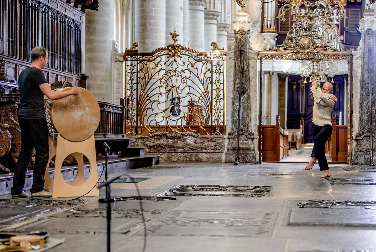 Tijdens het Bachfestival brengt Oene van Geel (links in beeld) een nieuwe compositie voor het Bachorgel. Danser Kenzo Kusuda neemt de mensen mee van het ene orgel naar het andere.