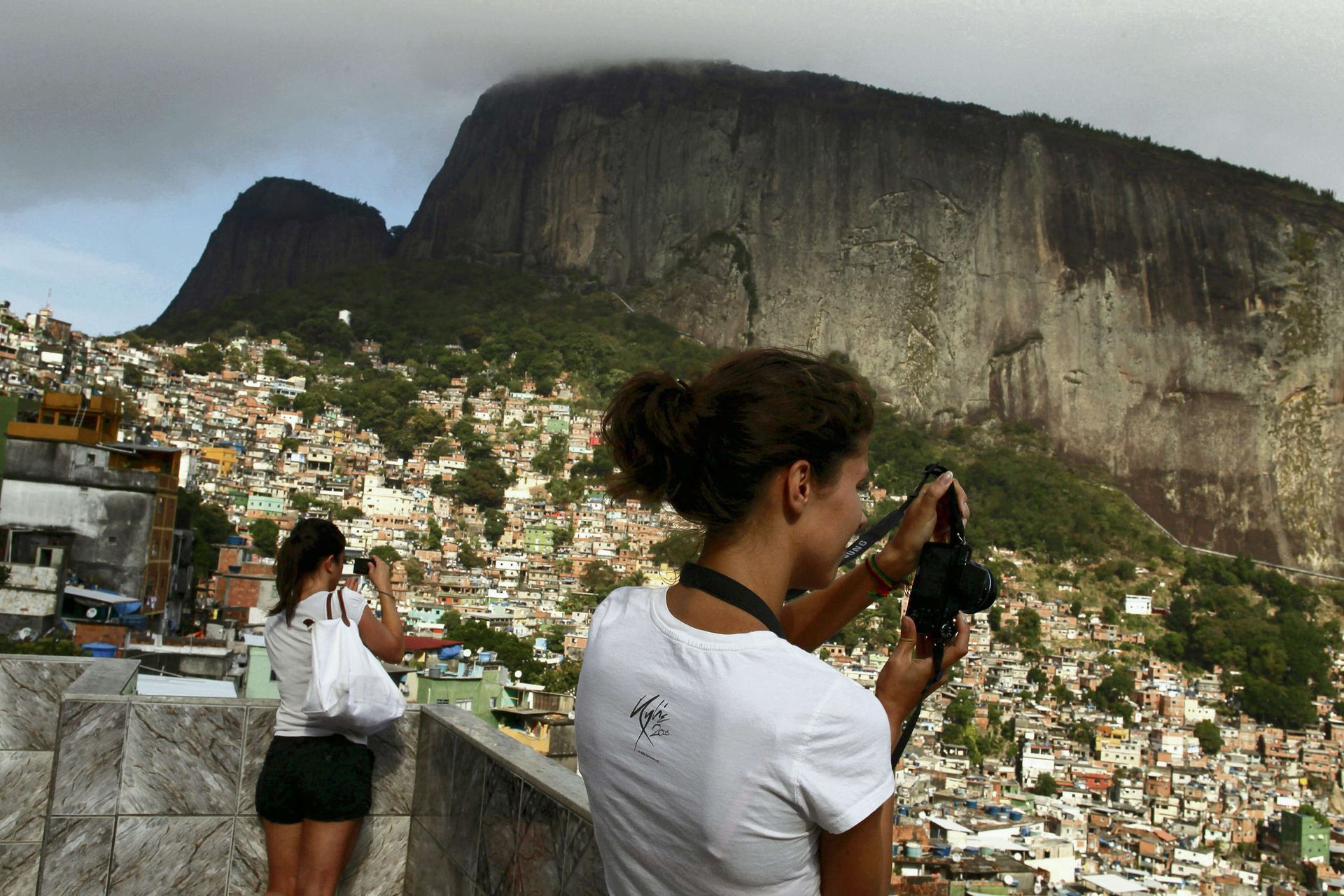 Life in rio nueki. Рио де Жанейро туристы. Жизнь в Рио де Жанейро. Жители Рио де Жанейро.