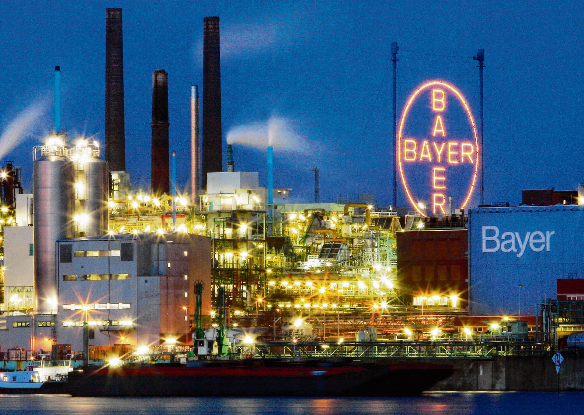 Западная европа производство. Завод Байер в Германии. Промышленность Германии Bayer. Химический завод в Германии. Химическая промышленность ФРГ.