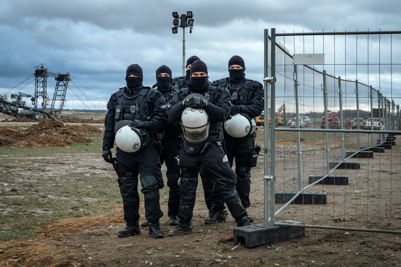 Activisten in Duits ‘bruinkooldorp’ zetten zich schrap voor ontruiming 