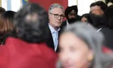 De Britse premier Starmer op een partijbijeenkomst in een kerk in West-Londen een dag na de lokale verkiezingen. 