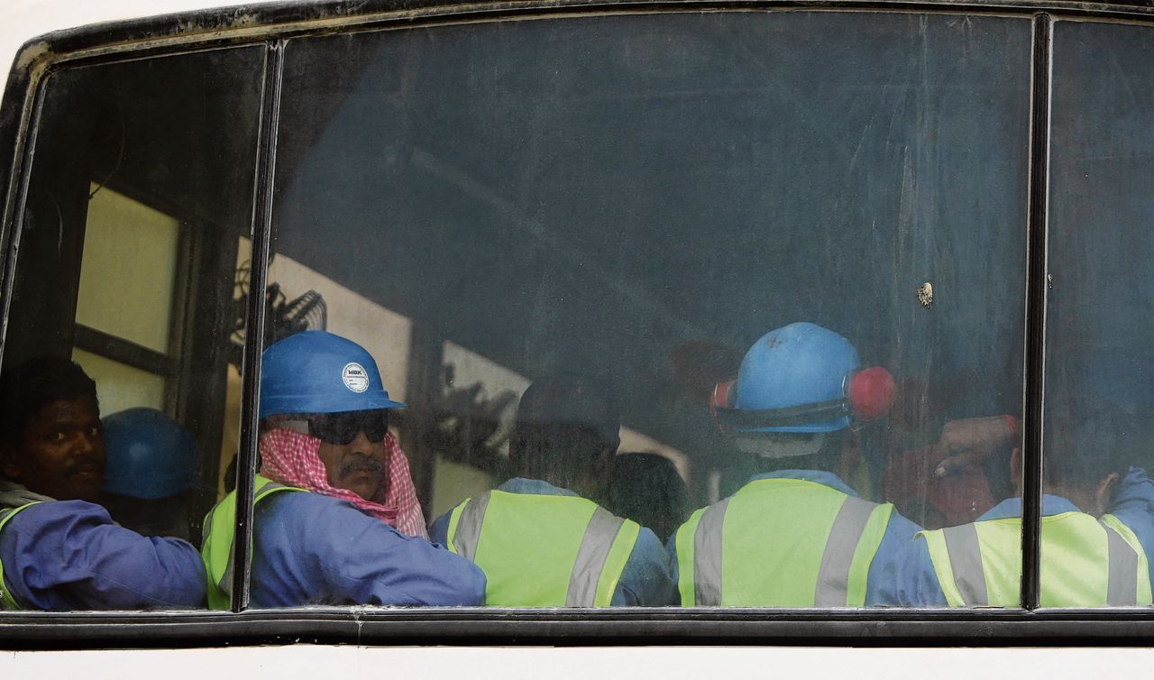 Arbeidsmigranten in Qatar in de bus terug naar hun accommodatie, na werk aan het al-Wakrah voetbalstadion in 2015.