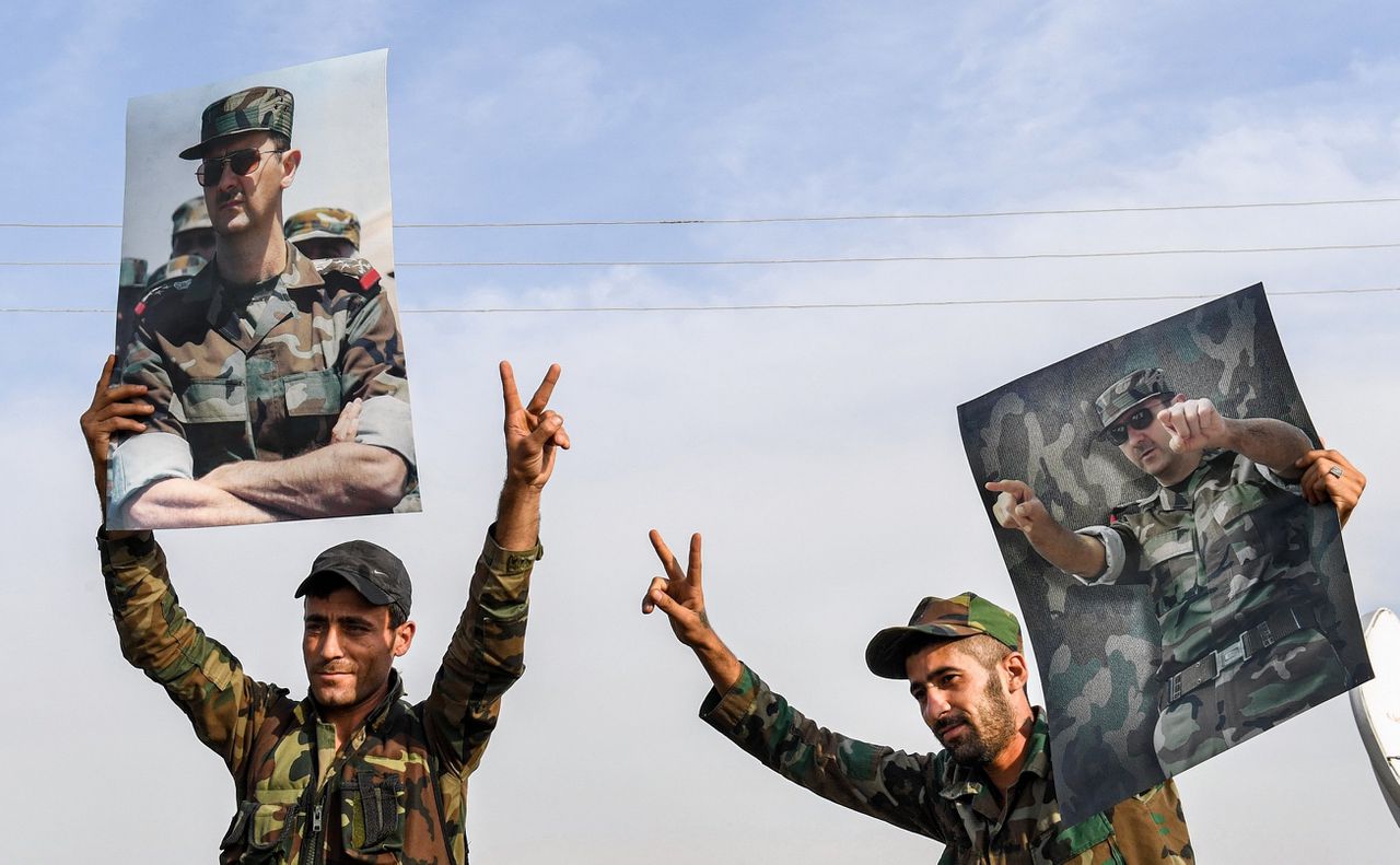 In Manbij, in Noord-Syrië, betuigen Syrische troepen hun steun aan Assad.