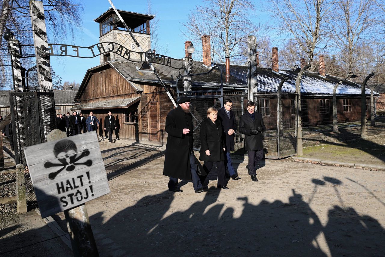 De Duitse bondskanselier Angela Merkel bezoekt vernietigingskamp Auschwitz in Polen. Foto Andrzej Grygiel
