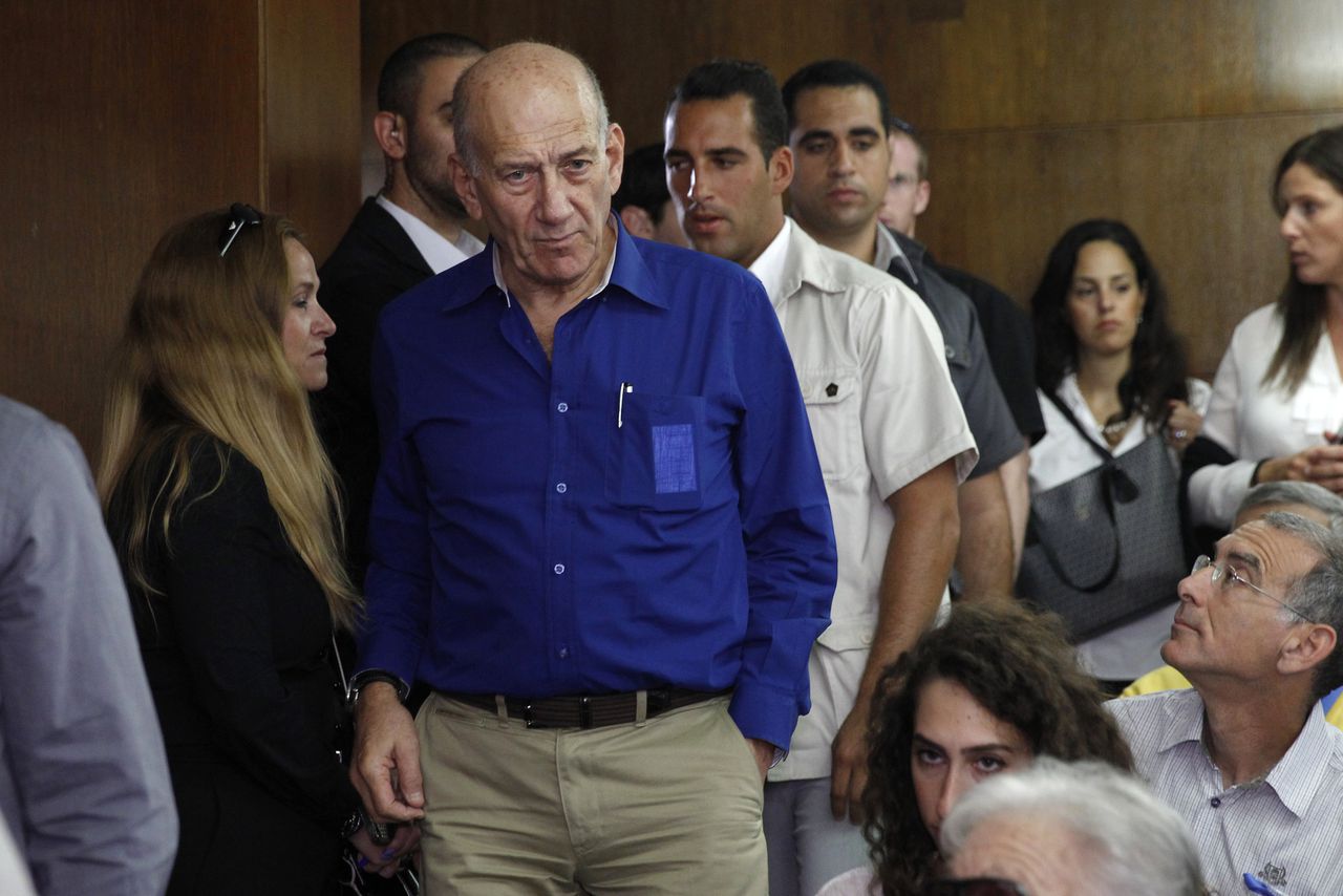 Olmert in mei in een rechtbank in Tel Aviv.