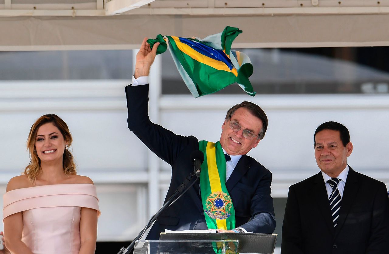 Jair Bolsonaro geflankeerd door zijn vrouw Michelle (links) en de vicepresident, tijdens de inauguratie op 1 januari 2019.