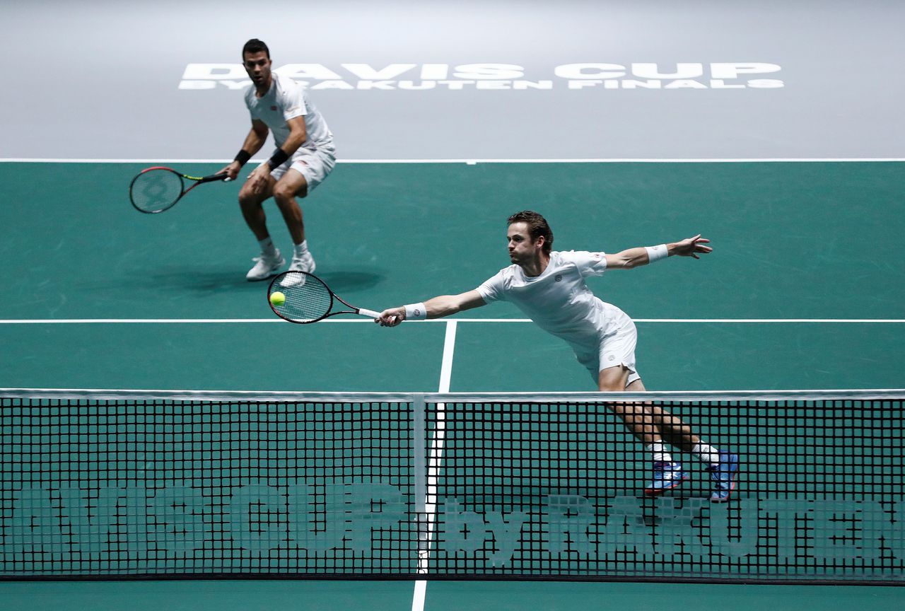 De Nederlanders Wesley Koolhof and Jean-Julien Rojer in actie tijdens het dubbelspel tegen Jamie Murray and Neal Skupsk van Groot-Brittannië in de Daviscup Finals.