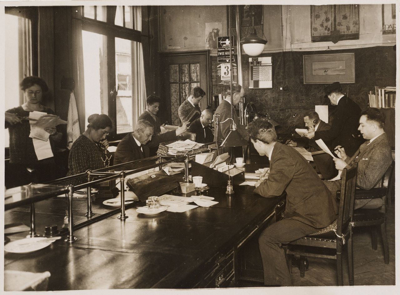 De redactie van het Algemeen Handelsblad, Nieuwezijds Voorburgwal 234-240 (1925).