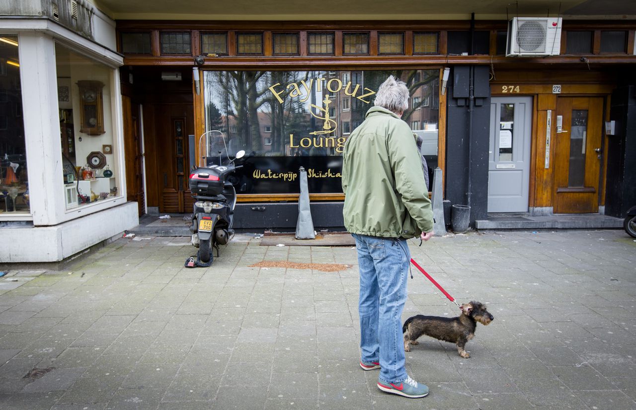 Voor het raam van waterpijpcafé Fayrouz in Amsterdam werd woensdagochtend een hoofd aangetroffen. Foto Bart Maat / ANP