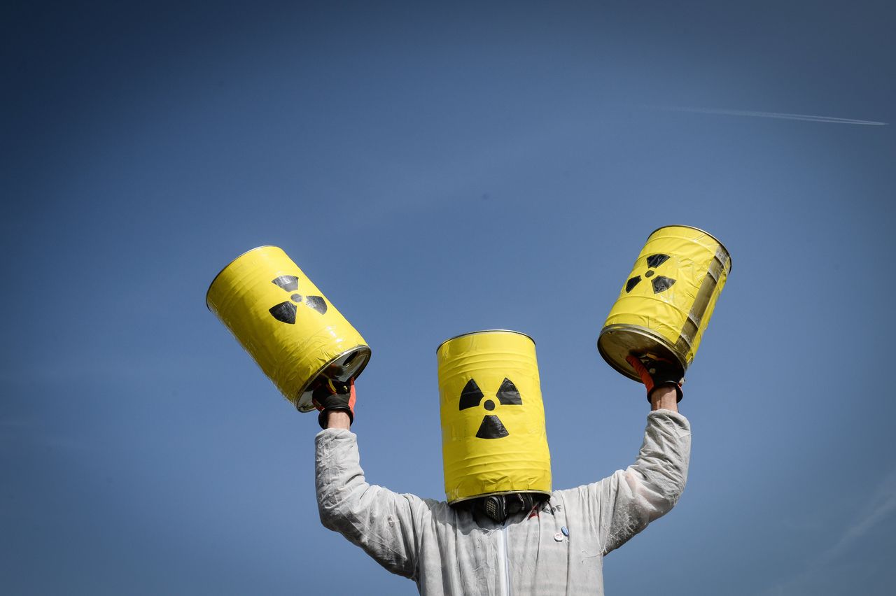 Een man demonstreert tegen kernenergie bij de centrale in Fessenheim in 2017.