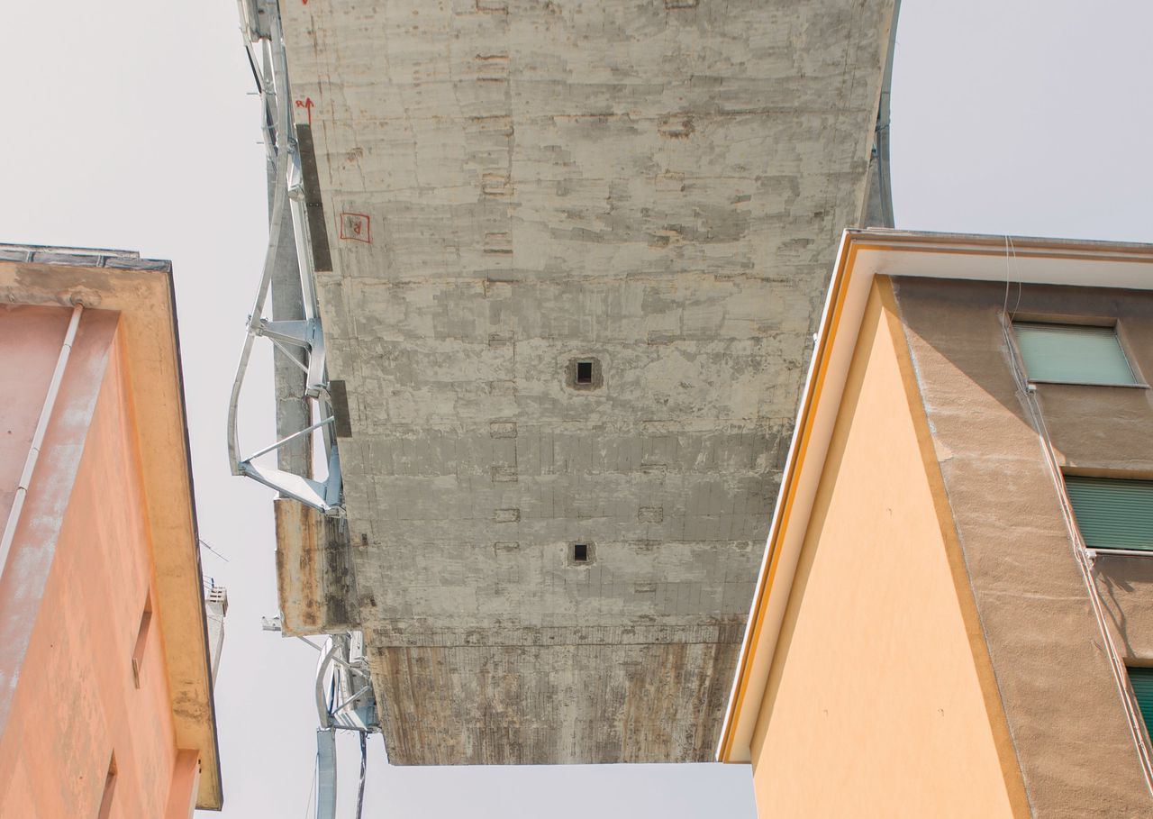 De gebouwen onder de brug in Genua zijn spookflats geworden 