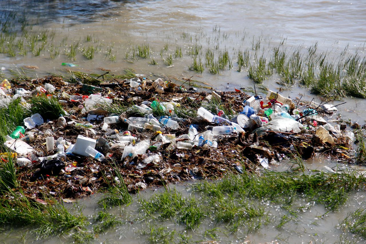 Aangespoeld afval op een strand in Myanmar.