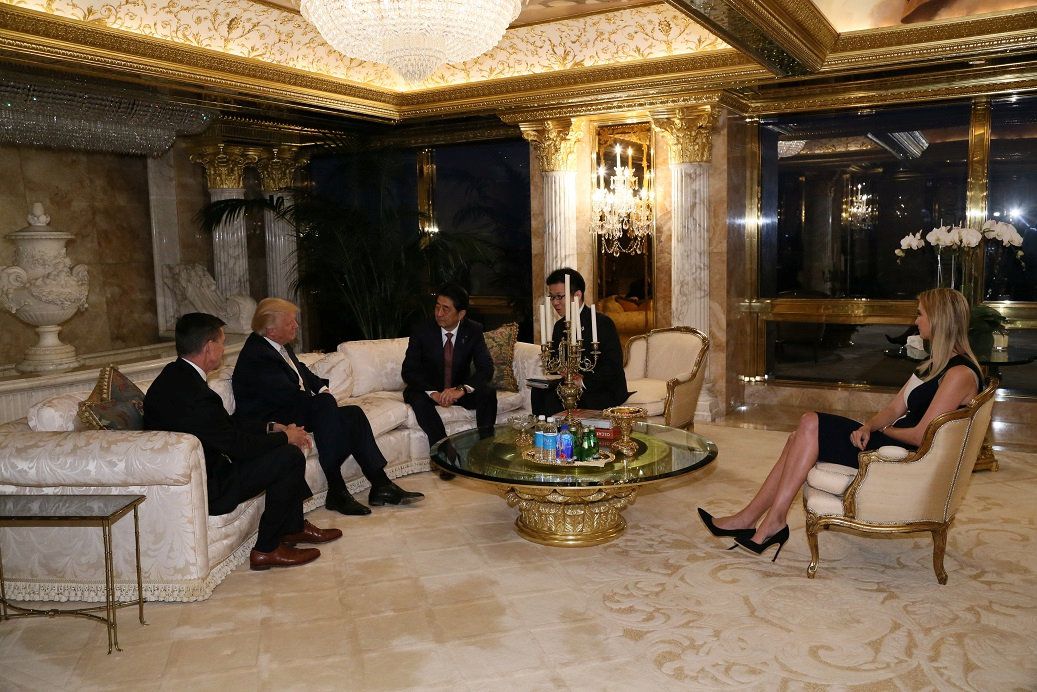 Tijdens het bezoek van de Japanse premier Abe schoof ook Trumps dochter Ivanka aan.
