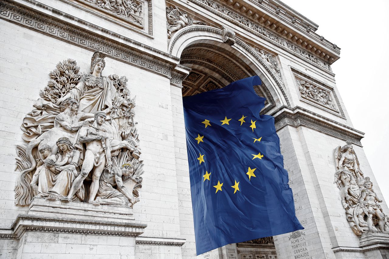 Een vlag aan de Arc de Triomphe ter gelegenheid van de Europese top.