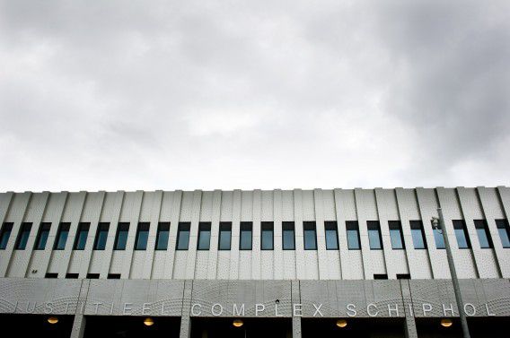 De asielzoekers in Rotterdam volgen het voorbeeld van hun lotgenoten in het detentiecentrum op Schiphol. Daar zijn nog tien mensen in hongerstaking.