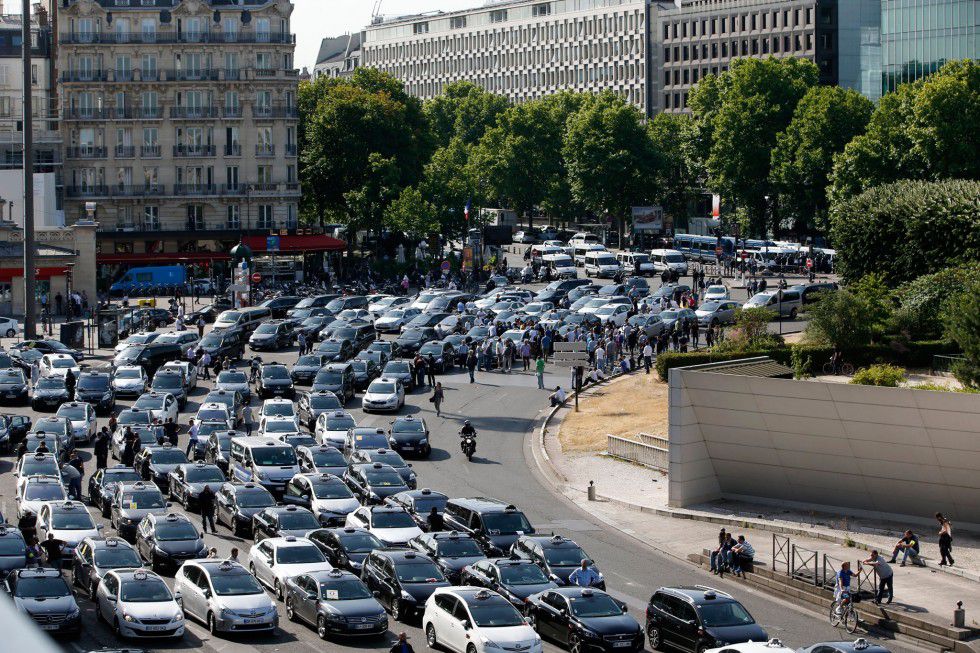 Porte Maillot in Parijs. De demonstrerende taxichauffeurs zorgden voor een opstopping op verschillende belangrijke plekken in Parijs.