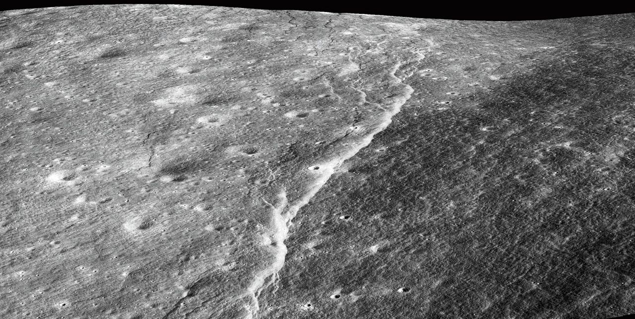 Een breuklijn op de maan. Anders dan de aardkorst bestaat de korst van de maan niet uit afzonderlijke platen die op een half-vloeibare mantel ‘dobberen’.