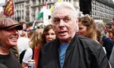 David Icke op een corona-demonstratie in Londen, in mei 2021. 