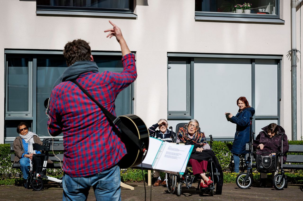 Een vrijwilliger Jeroen Schipper brengt een serenade aan de bewoners van een woonzorgcentrum.