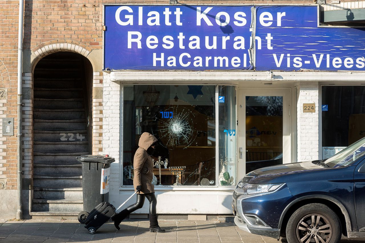 Schade aan het Joodse restaurant HaCarmel aan de Amstelveenseweg in Amsterdam. In korte tijd is het restaurant drie keer belaagd.