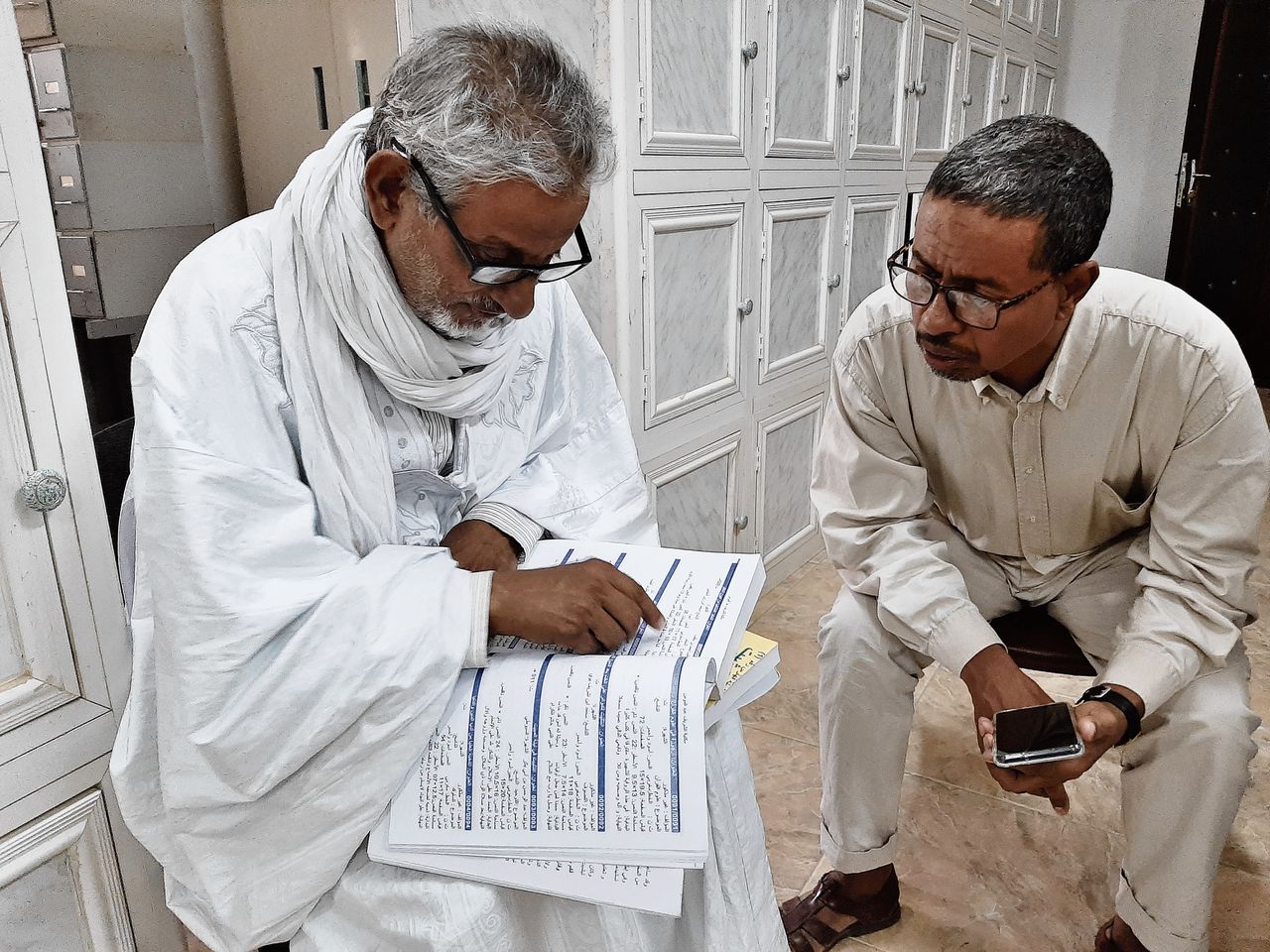 Antropoloog Yahya ould al Barra (links) met directeur Bechiry ould Mohamed in de bibliotheek van van het IMRS in Nouakchott.