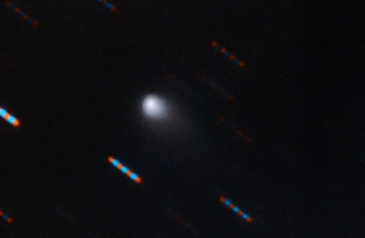 De interstellaire komeet ‘Borisov’. De blauw-rode strepen zijn sterren. De strepen ontstaan doordat de telescoop de komeet volgt en meerdere foto’s maakt door verschillende kleurenfilters.