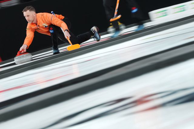 De bekendste Canadese curler Brad Gushue in actie in november vorig jaar. Hij won in 2006 een gouden medaille bij de Winterspelen van Turijn met het mannenteam. Gushue is inmiddels gestopt en doet niet mee in Milaan. 