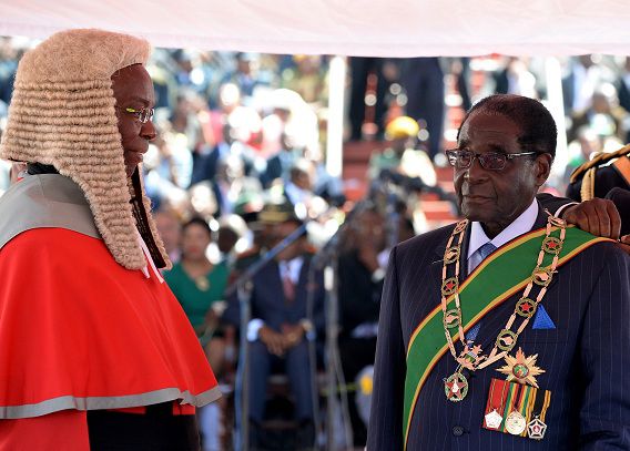 De Zimbabwaanse president Robert Mugabe is beëdigd tijdens een ceremonie in een stadion in Harare, onder het oog van duizenden jubelende aanhangers.