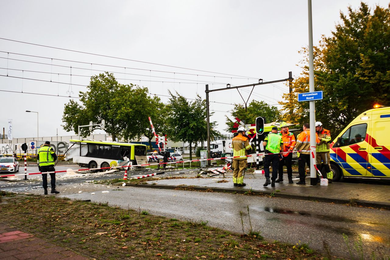Bus doormidden gebroken na aanrijding met trein in Bergen op Zoom 
