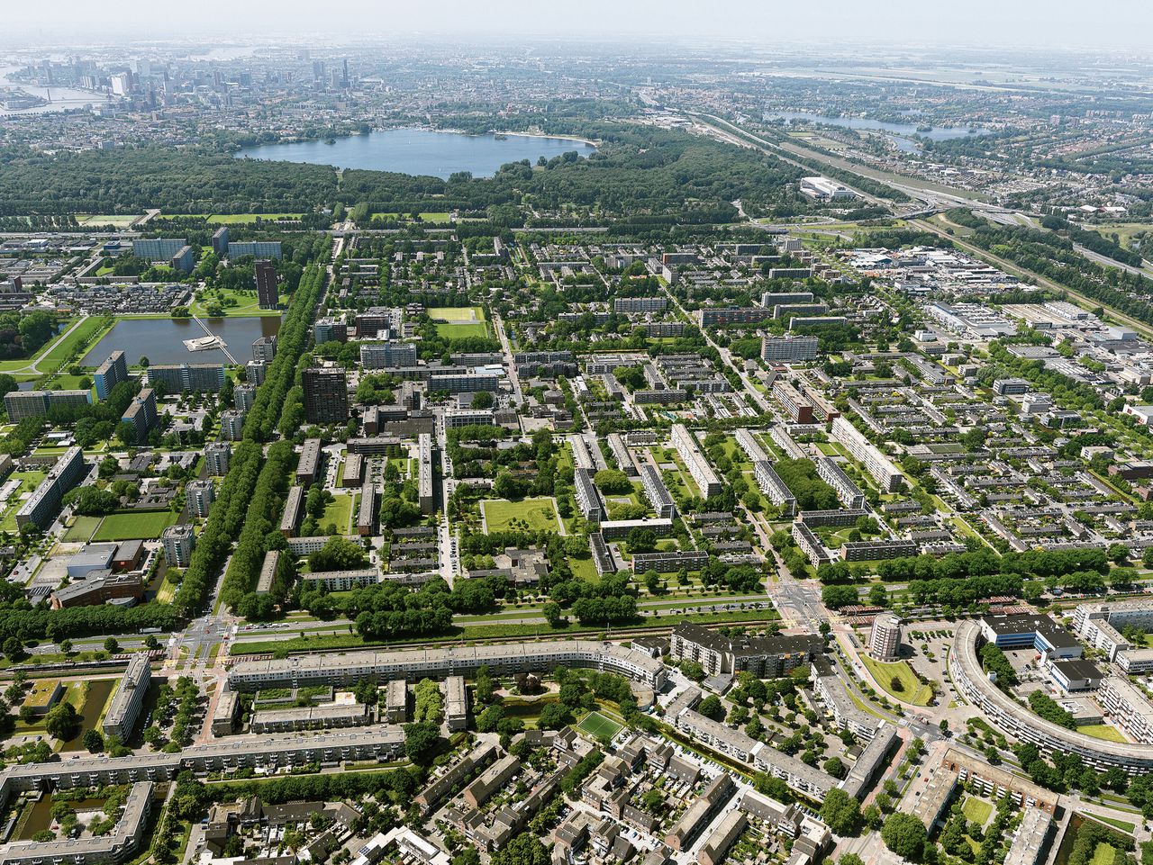 Herinrichting van de Rotterdamse wijk Het Lage Land levert volgens KAW architecten veel extra woningen op.