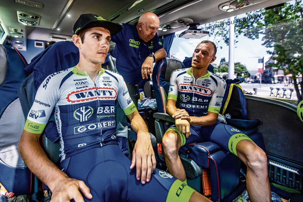 Guillaume Martin (links) in de ploegbus tijdens de Tour de France. „Als ik fiets, ben ik een fietser. En als ik filosofeer, een filosoof.”